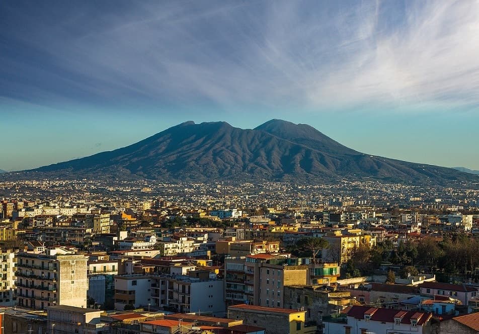 Naples-mount-vesuvius-cheapest-travel-italy-europe
